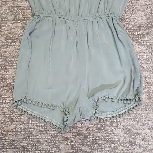 Shorts romper in sage green - Picture 7 of 12